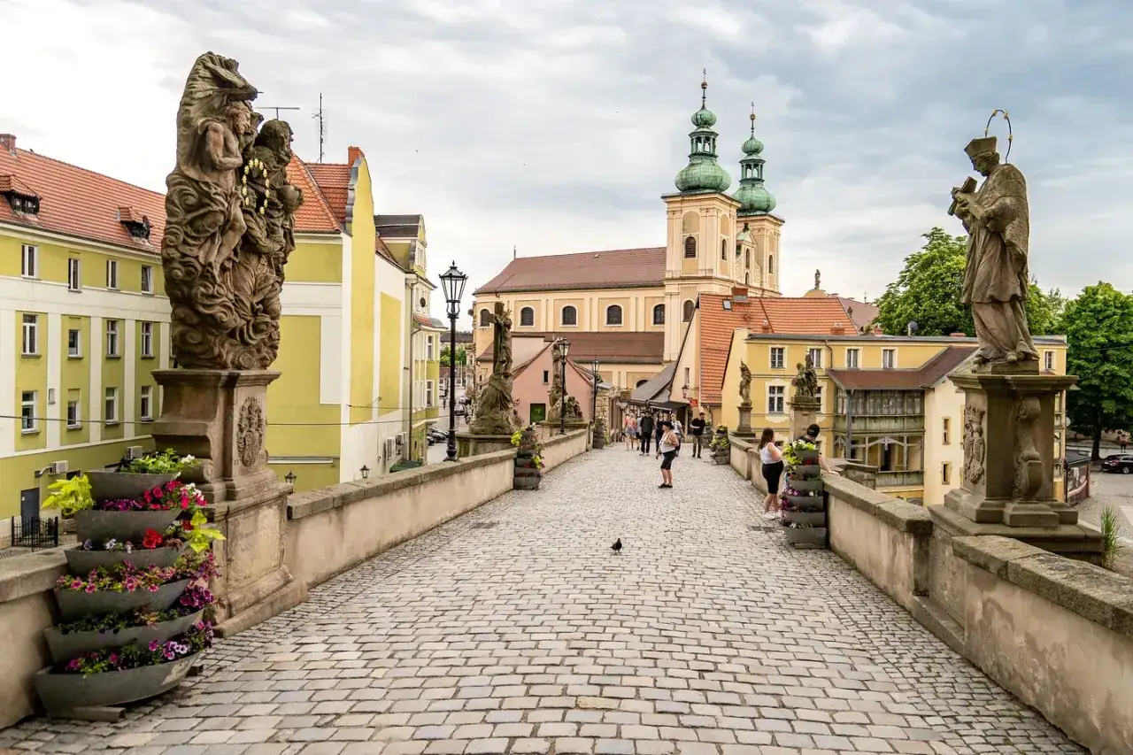 Kamienny most z rzeźbami świętych prowadzi do barokowego kościoła w Kłodzku. Spacerując po nim, czujesz klimat Beskidu Kłodzko.