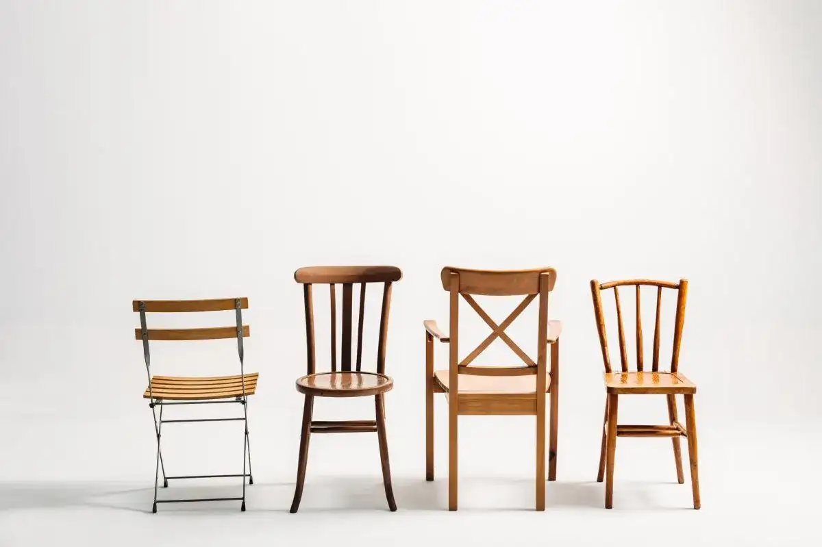 Czym skleić krzesło drewniane? Wybierz klej i napraw trwale!