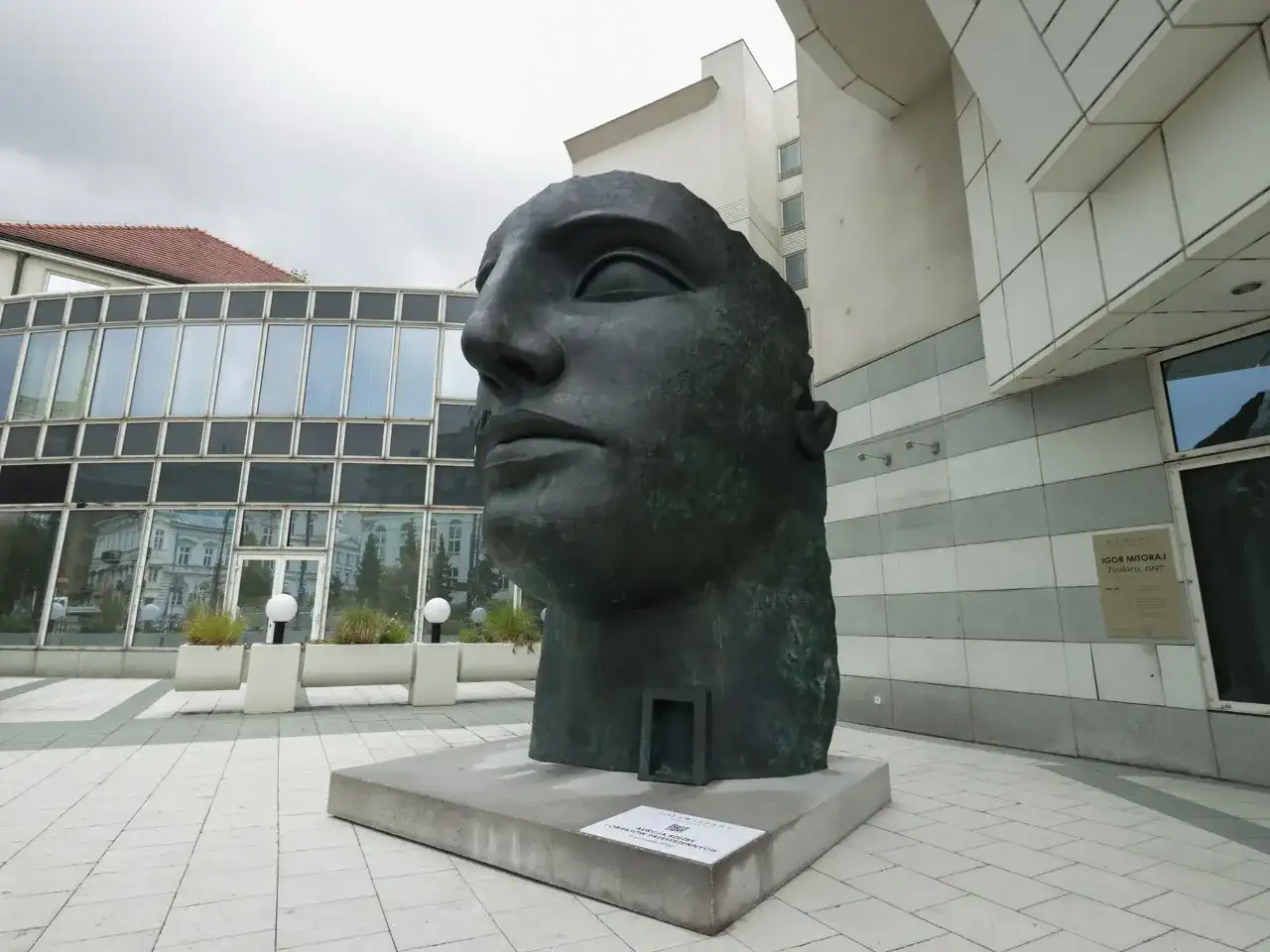 Rzeźby Mitoraja w Warszawie: Gdzie znaleźć Tindaro i inne?