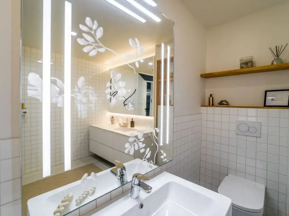 Jak zrobić podświetlane lustro – proste kroki i niezbędne materiały