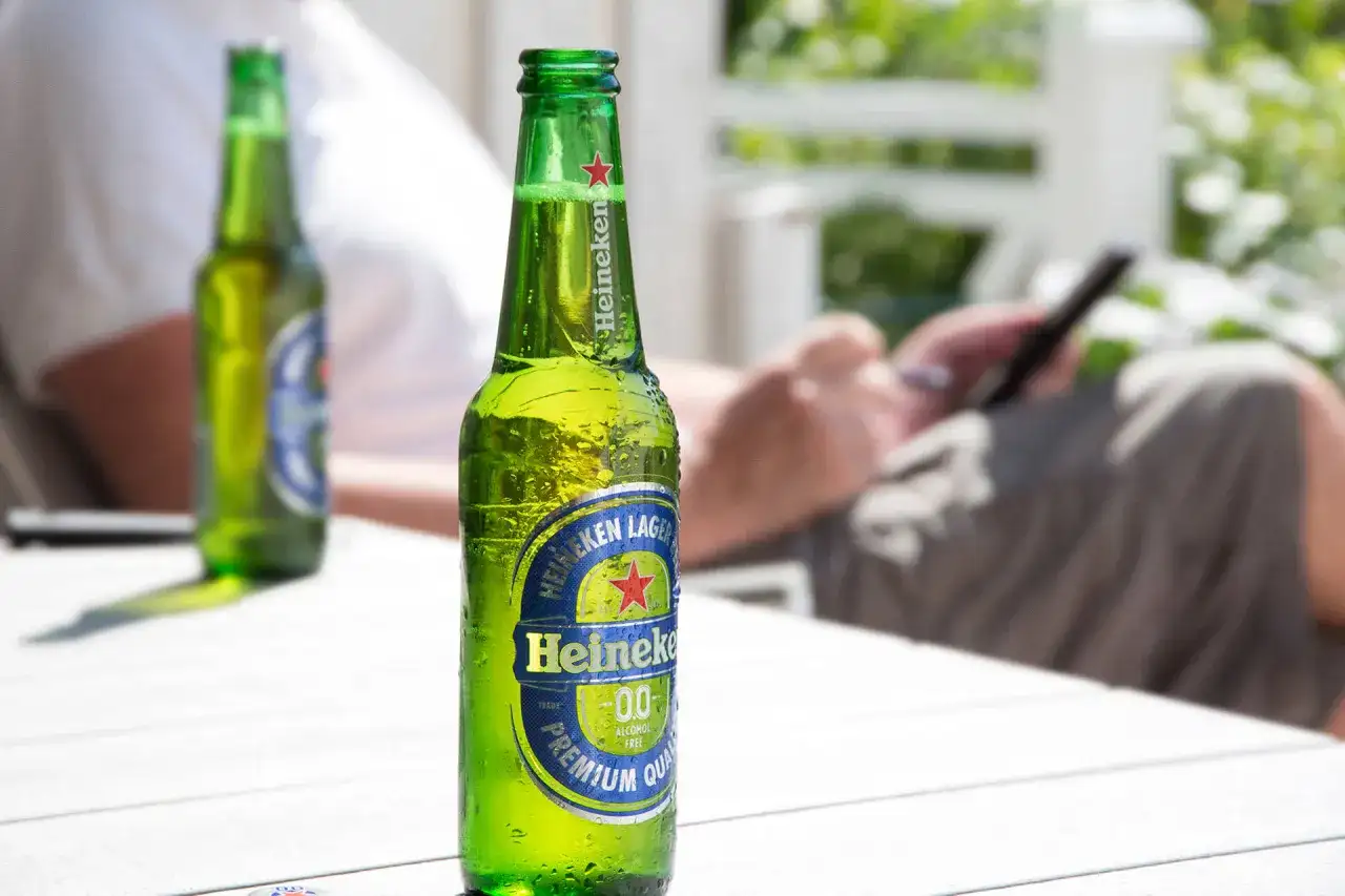 Chłodne piwo Heineken 0.0 na stole. Zastanawiasz się, ile kalorii ma piwo? To piwo bezalkoholowe ma ich niewiele.