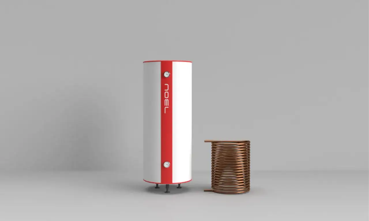 Biały bojler z czerwonym pasem i miedziana wężownica obok. Wężownica w buforze służy do wymiany ciepła, np. z kolektorów słonecznych.