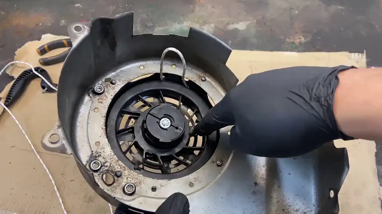 Jak wymienić linkę napędu w kosiarce Briggs&Stratton bez problemów