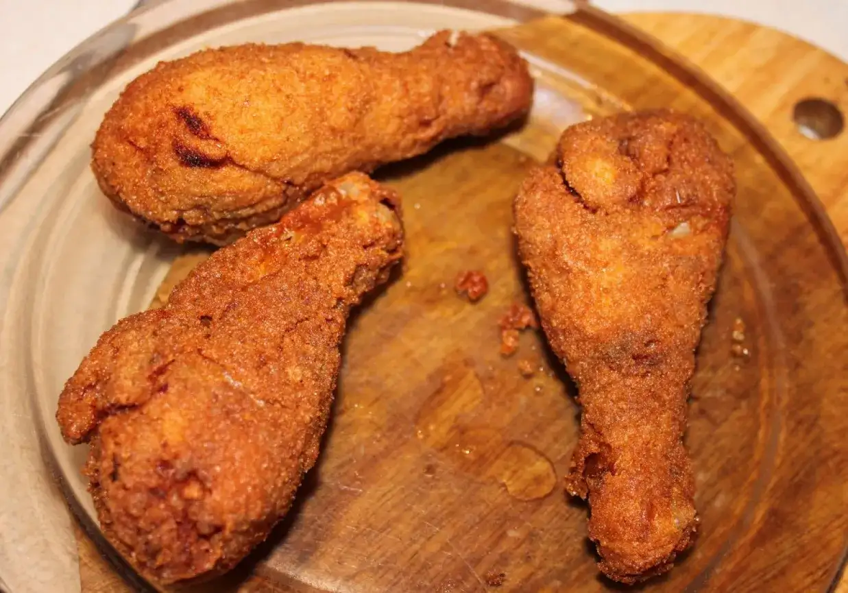 Jak zrobić chrupiące udka z kurczaka na patelni bez błędów