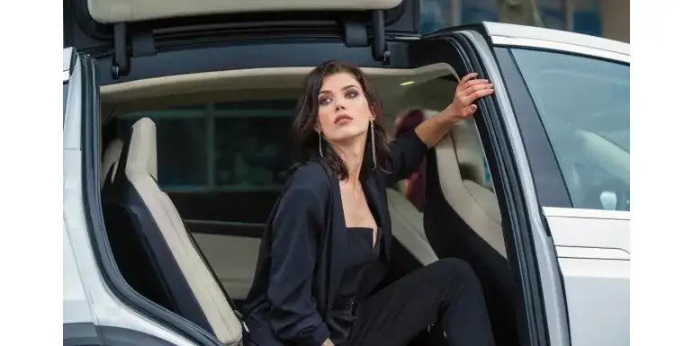 Elegancka kobieca stylizacja: stwórz idealny look na każdą okazję