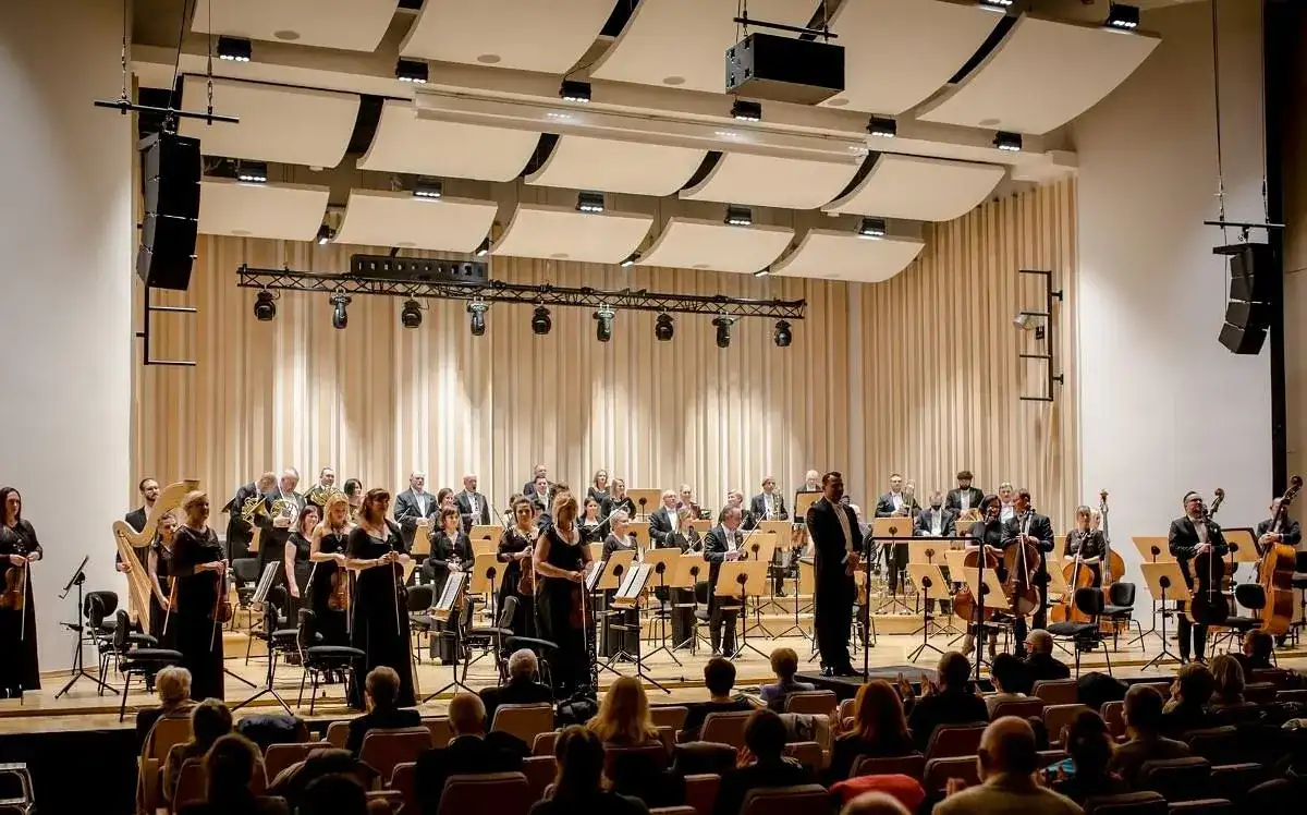Koncert w filharmonii: Ile trwa i jak zaplanować idealny wieczór?