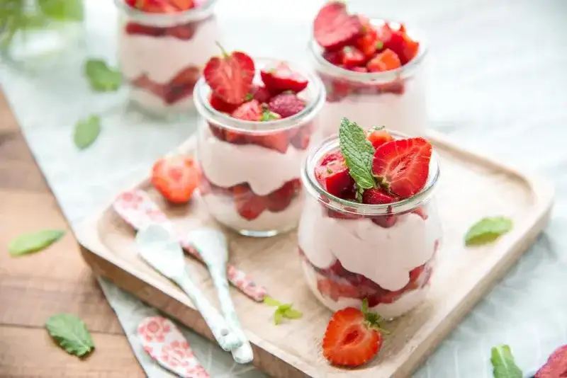 Przepis na ciasto truskawkowa rozkosz – prosty sposób na pyszny deser