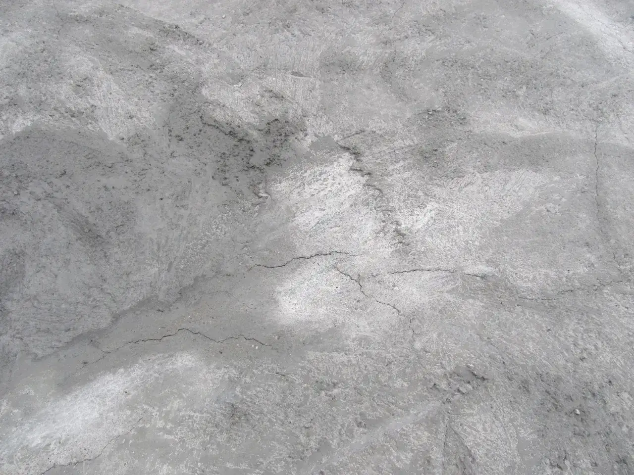 Ile czasu podlewać wylewki, aby uniknąć pęknięć i uszkodzeń?