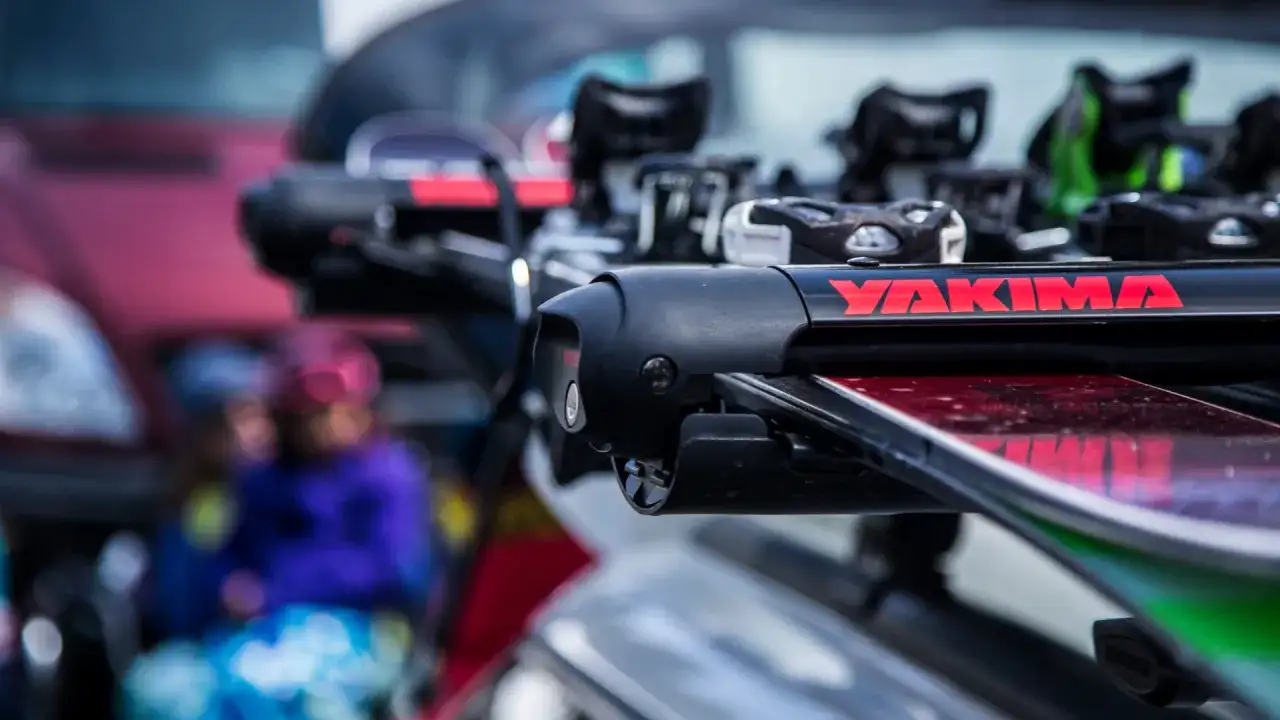 Najlepsze uchwyty na narty do garażu - zorganizuj swoje narty bez bałaganu