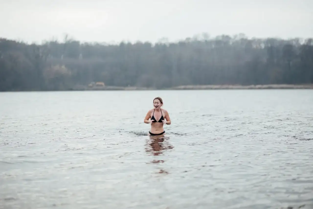 Po co rozgrzewka przed morsowaniem? Klucz do bezpiecznego wejścia do wody