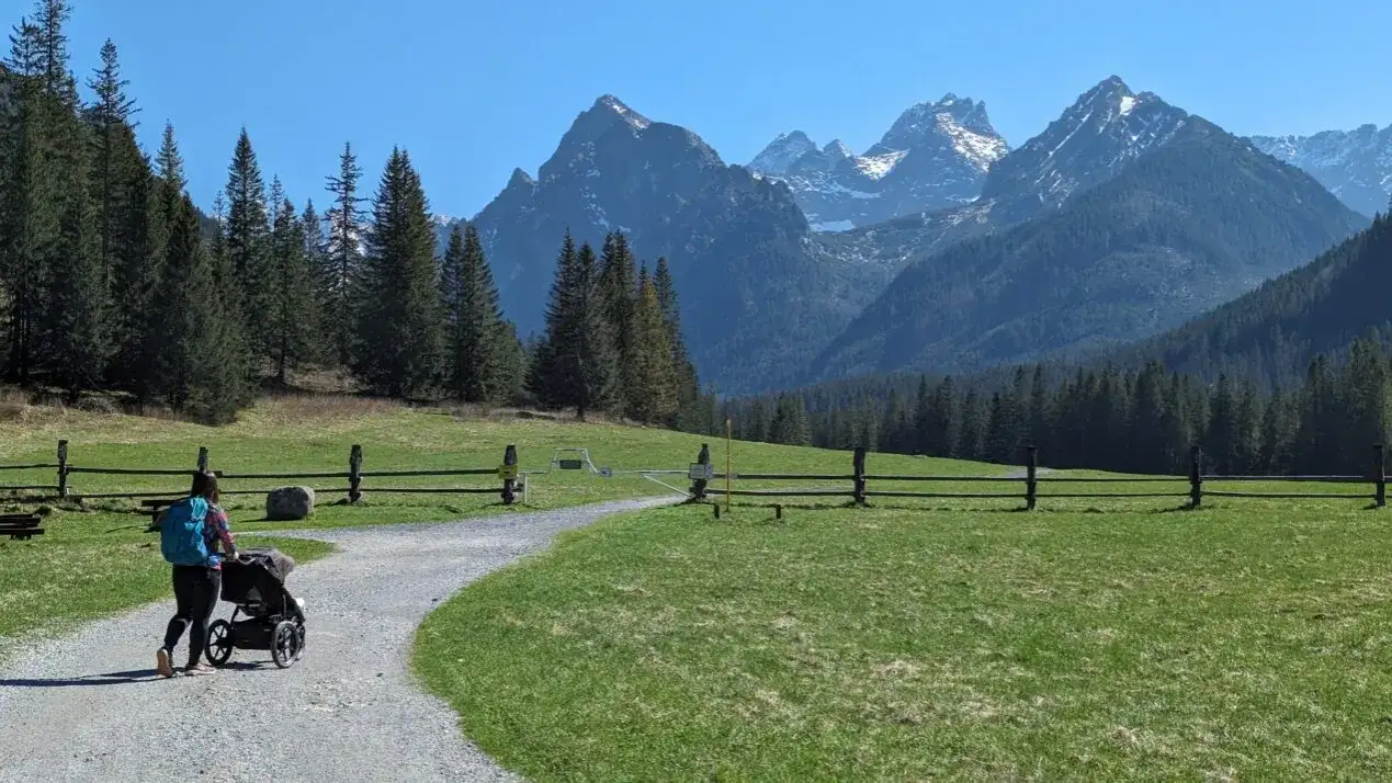 Góry z wózkiem: Polskie szlaki dostępne dla maluchów. Czy to możliwe?