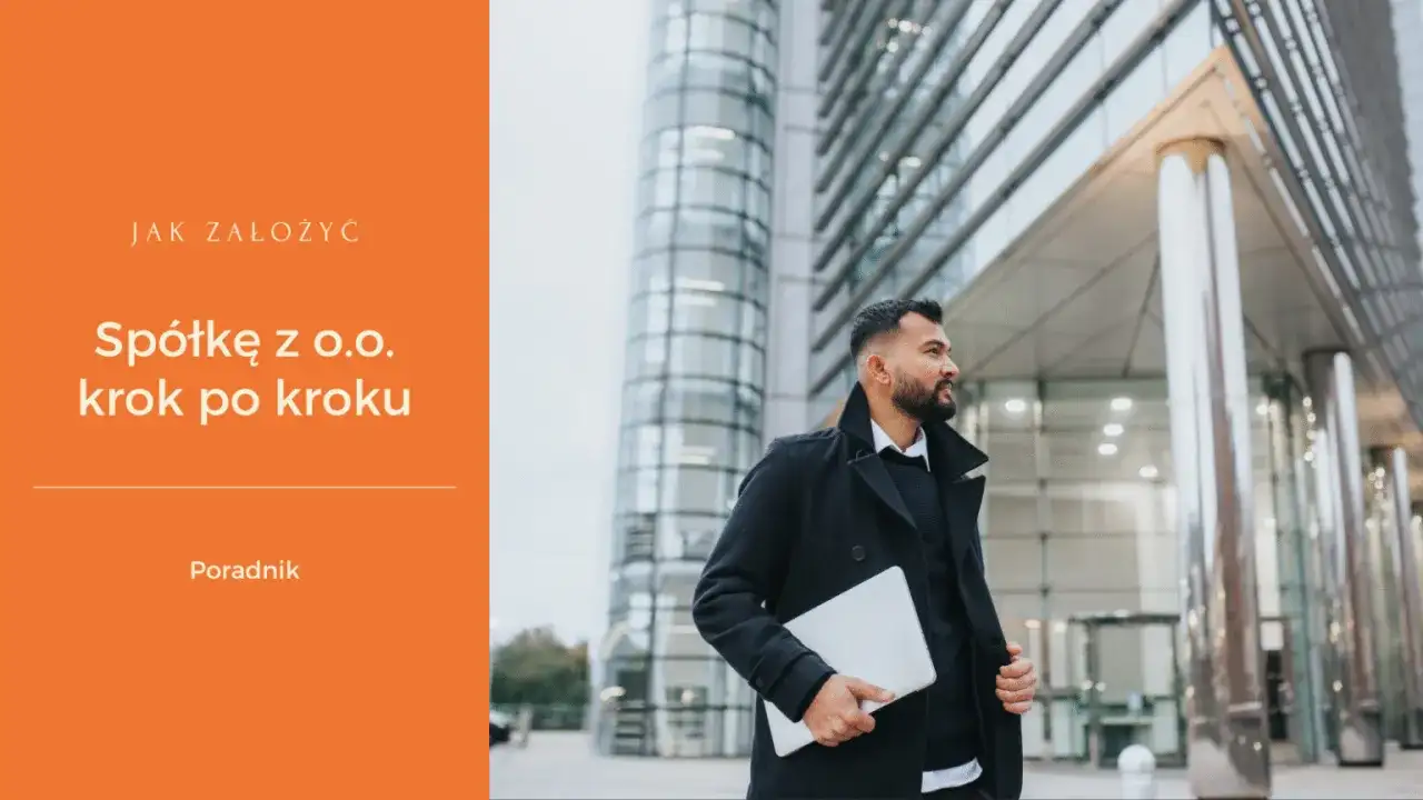 Mężczyzna w płaszczu trzyma laptopa przed nowoczesnym budynkiem.