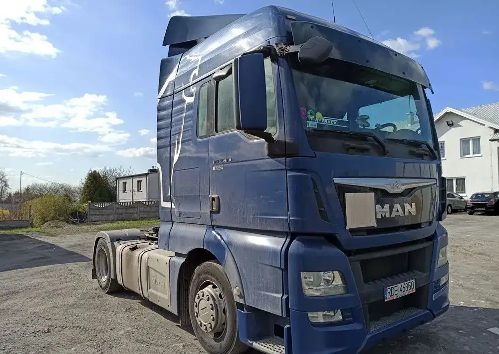 Ciągnik siodłowy pojemność baku – porównanie modeli i ich wydajność