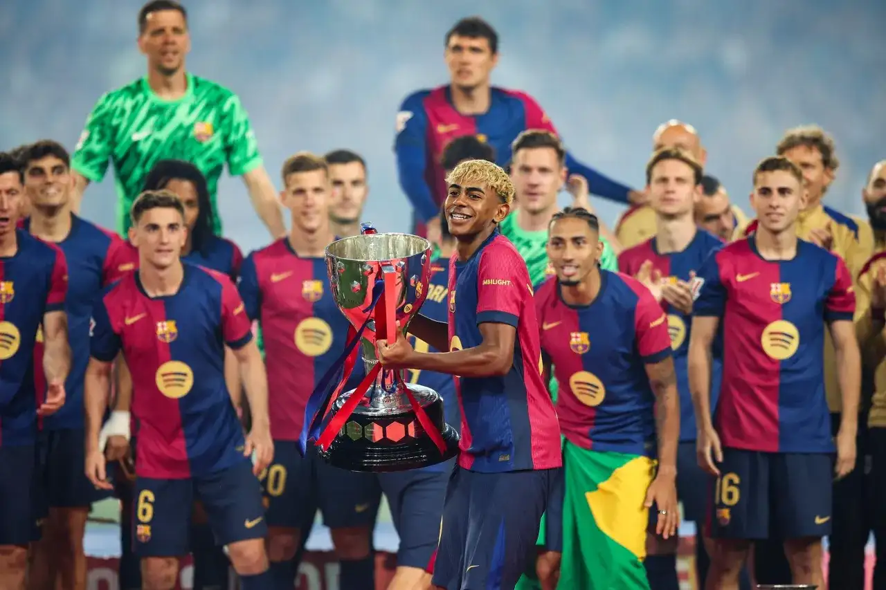 Piłkarze Barcelony świętują zdobycie pucharu. Zastanawiasz się, gdzie oglądać liga mistrzów 2026?