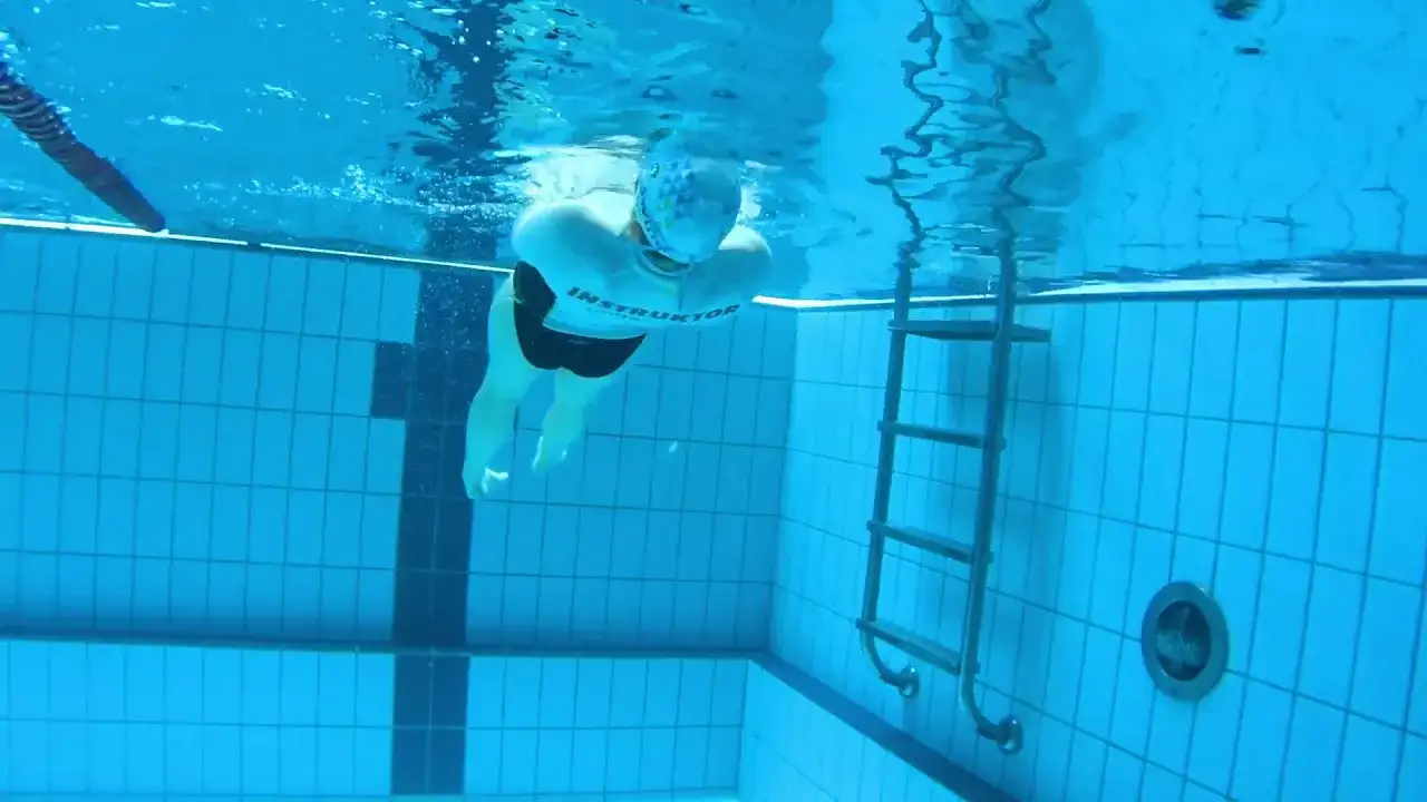 Pływanie żabką na plecach: Relaks i zdrowy kręgosłup