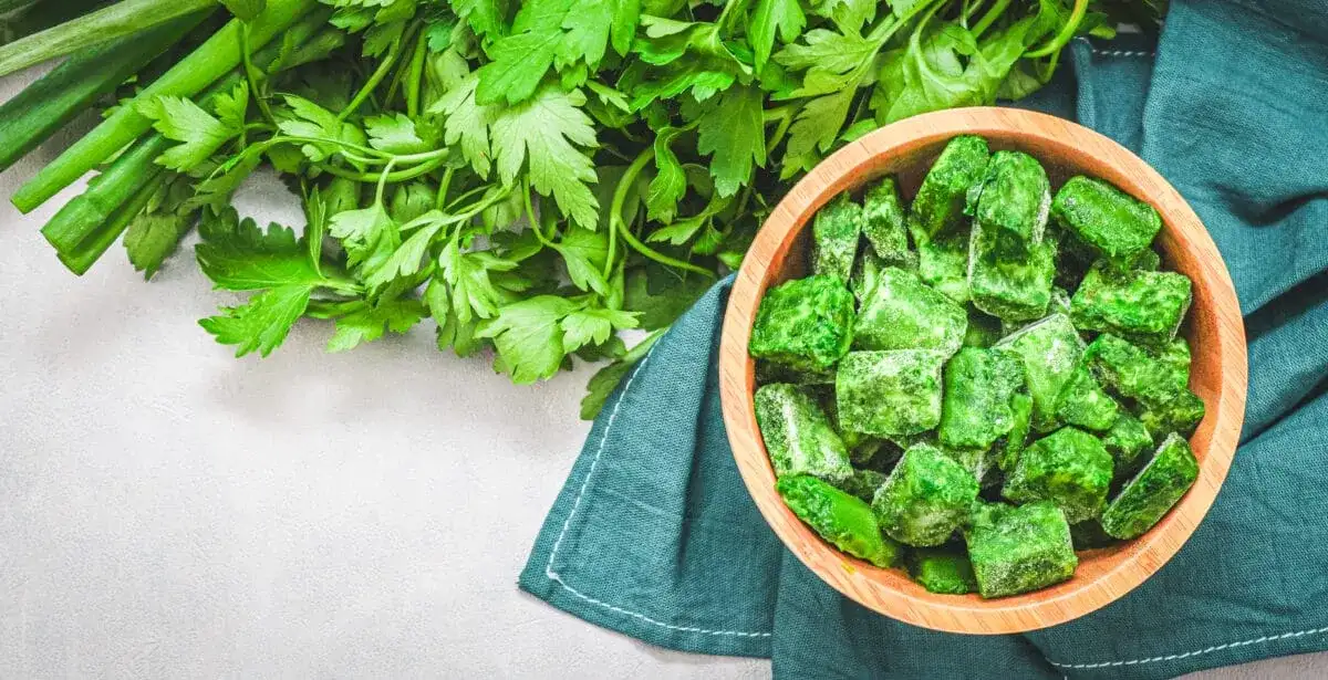 Mrożony szpinak: Jak zrobić, by nie był wodnisty i mdły?
