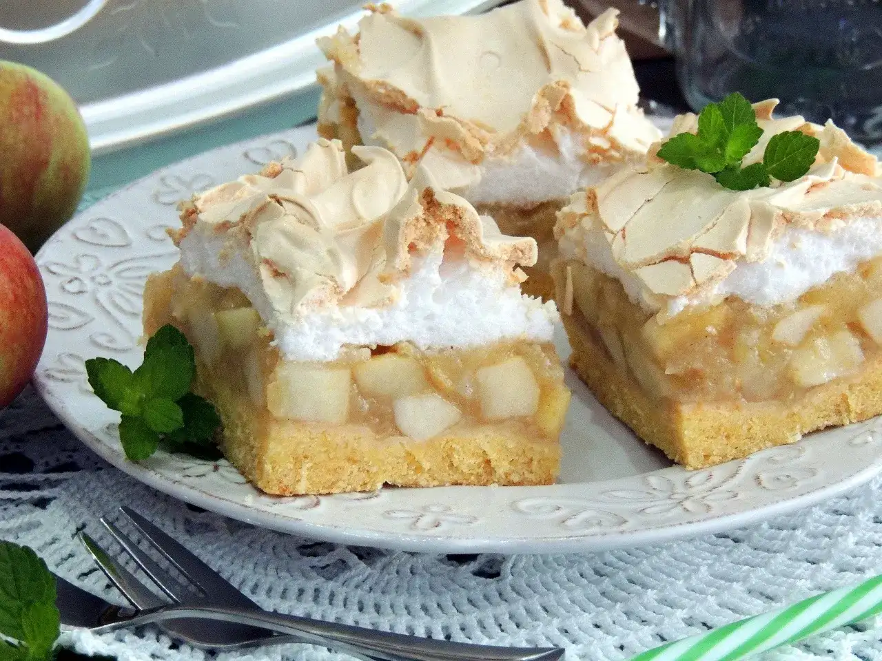 Dlaczego beza w szarlotce opada? Odkryj przyczyny i rozwiązania