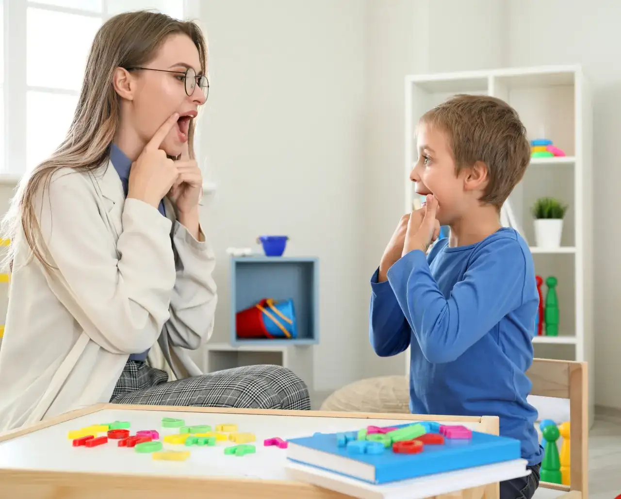 Logopeda kto to i czym się zajmuje? Poznaj ważne informacje