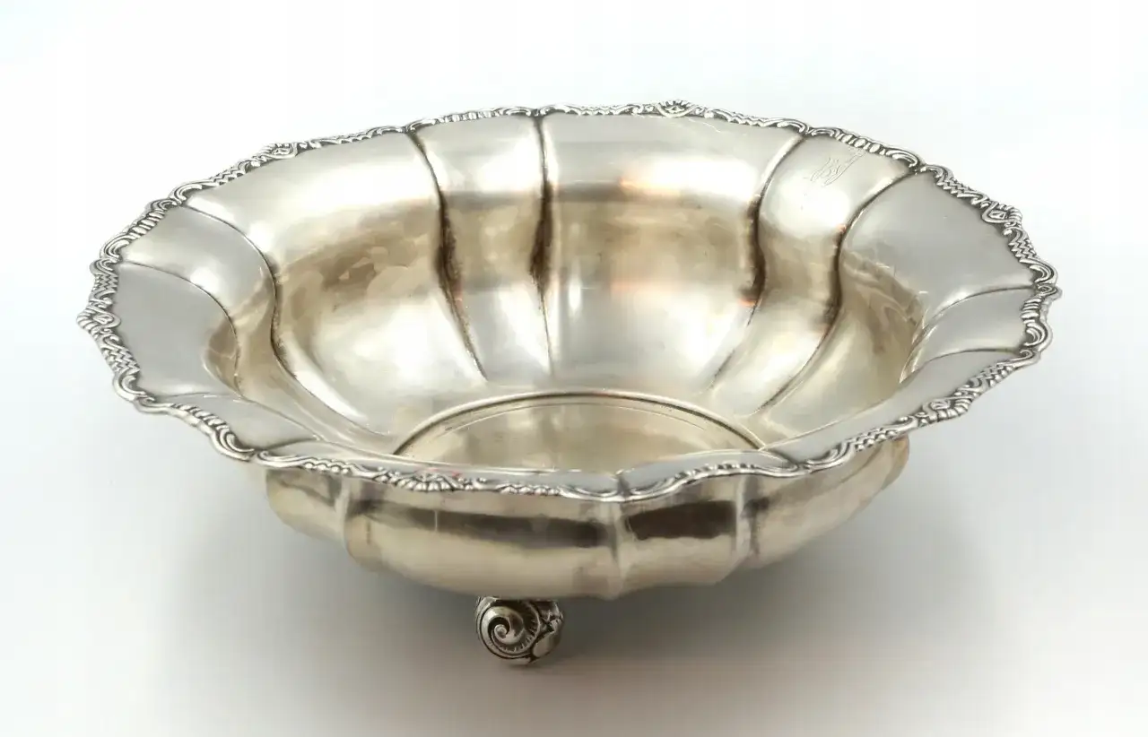 Srebrna patera: jak wycenić i nabyć unikalne antyczne przedmioty