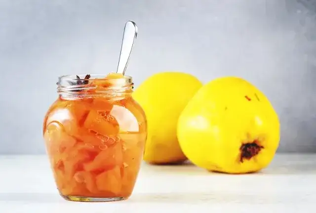 Sok z pigwy do herbaty: prosty przepis na zdrowie i zimowe zapasy