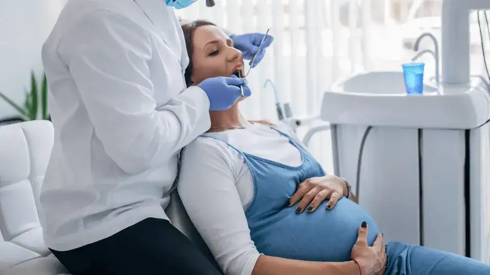 Jak zadbać o dziąsła w ciąży, aby uniknąć bólu i komplikacji