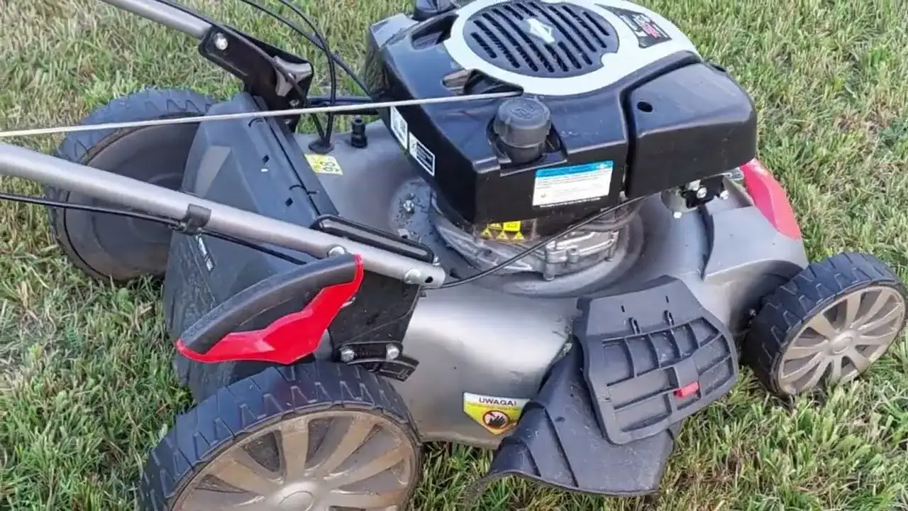 Na którą stronę przechylić kosiarkę? Bezpieczny serwis bez awarii