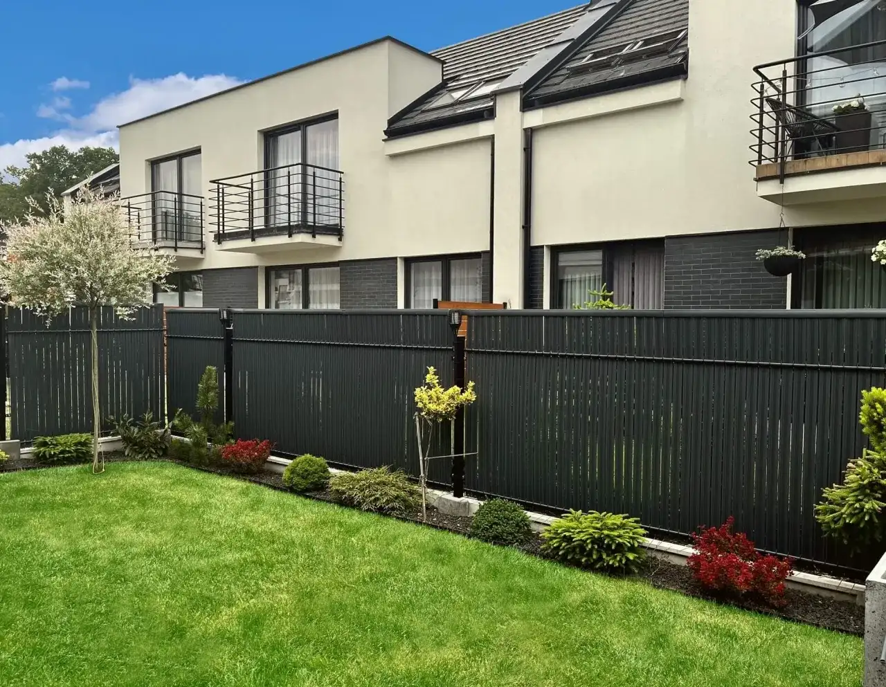 Jak skutecznie zasłonić płot panelowy? Sprawdź najlepsze opcje