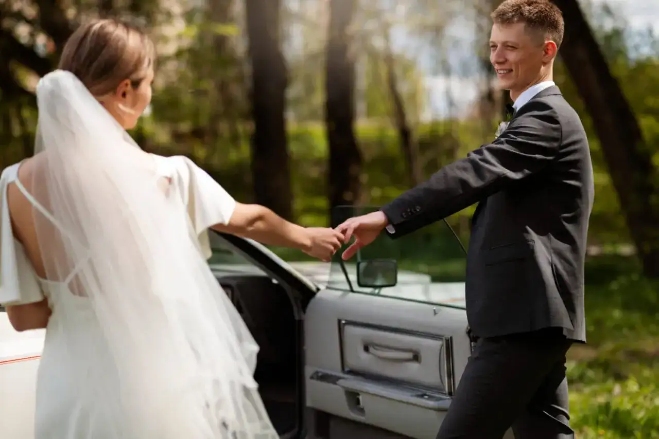 Para dowcipnie wsiada do auta, zastanawiając się, ile kosztuje skrócony akt małżeństwa.
