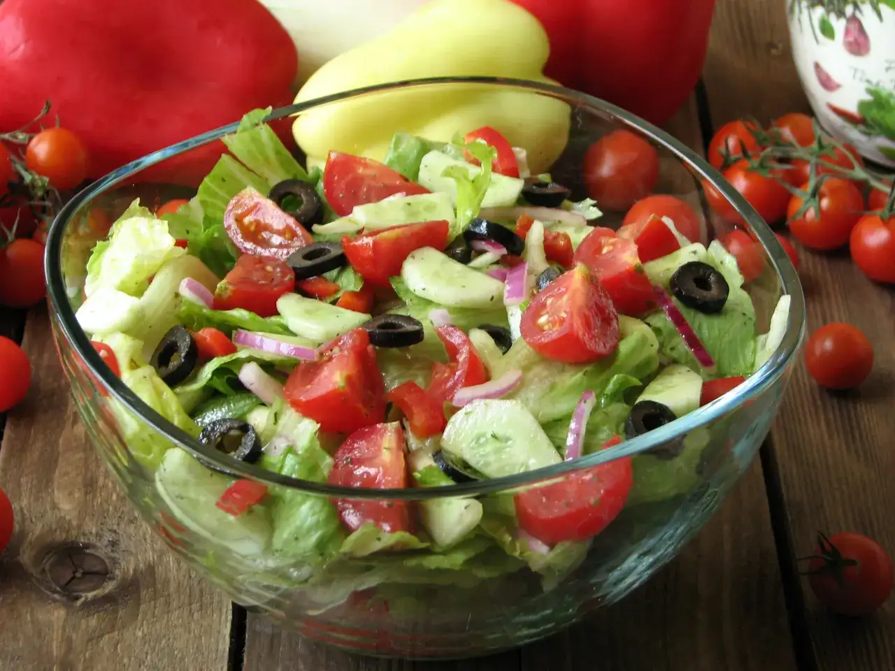 Jak zrobić sałatkę z sałaty lodowej, która zachwyci gości