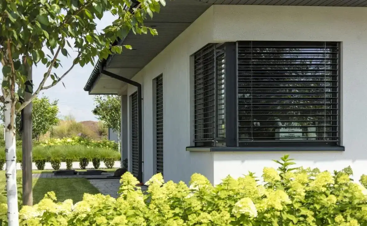 Żaluzje fasadowe czy rolety zewnętrzne cena – co wybrać, aby zaoszczędzić?