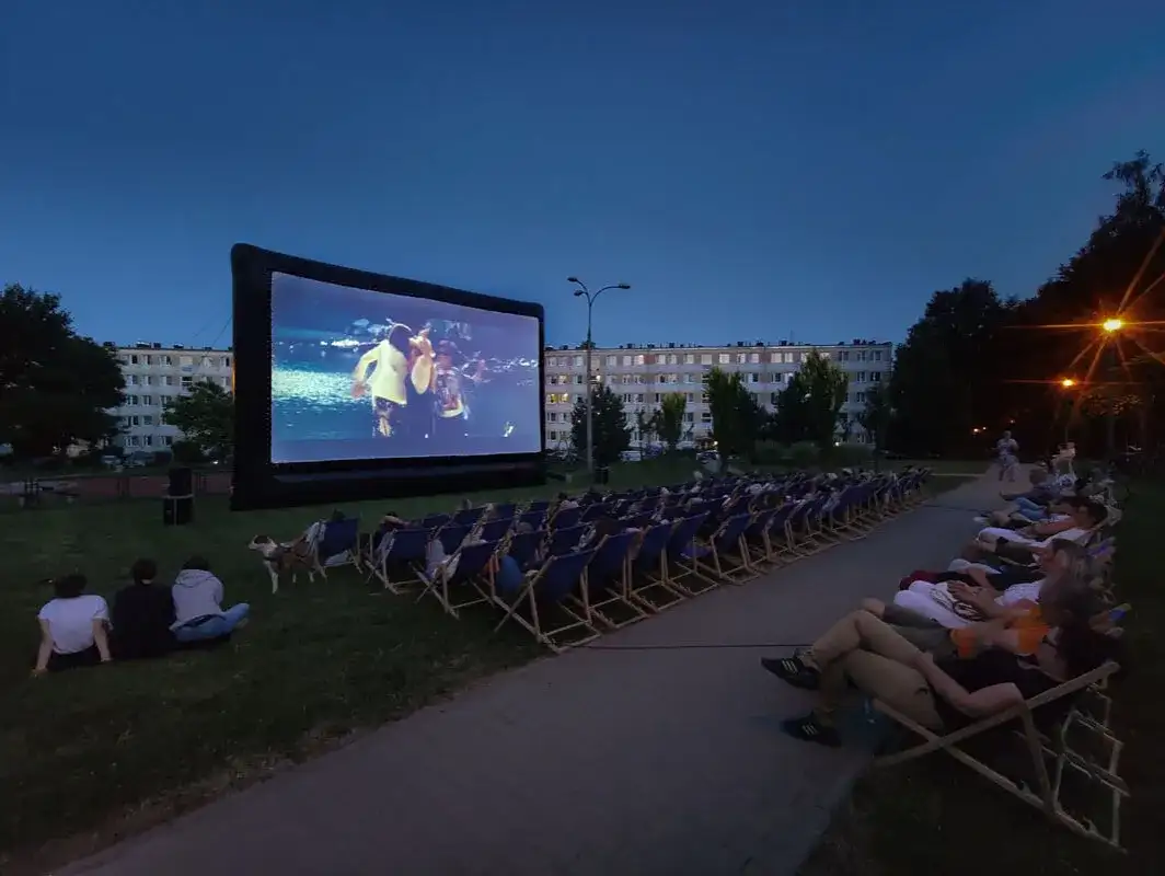 Jak zabezpieczyć elewację kina plenerowego do seansu filmów z Vider