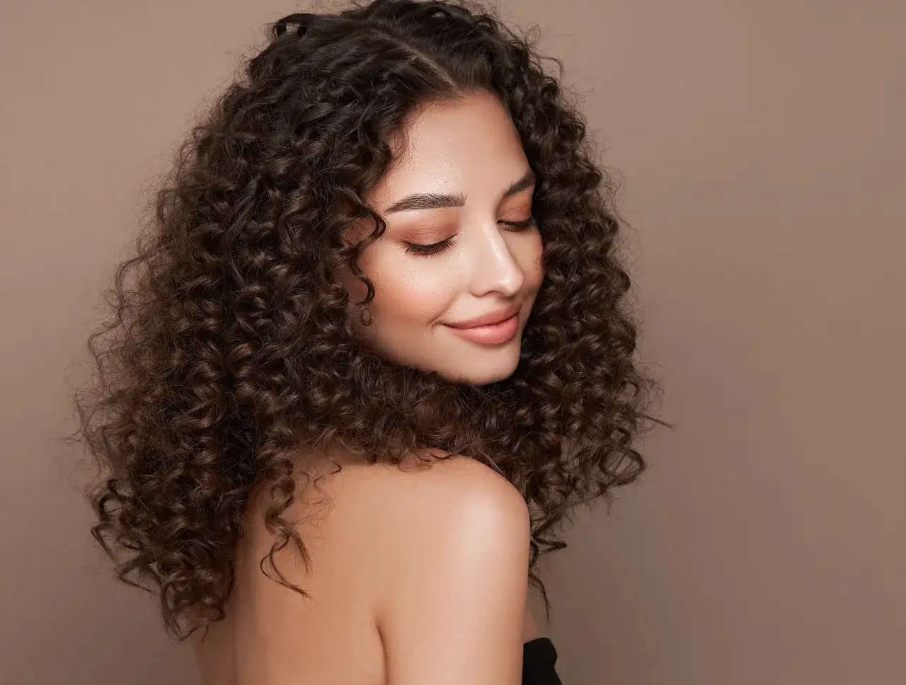 Jakie szampony do włosów kręconych naprawdę działają na loki?