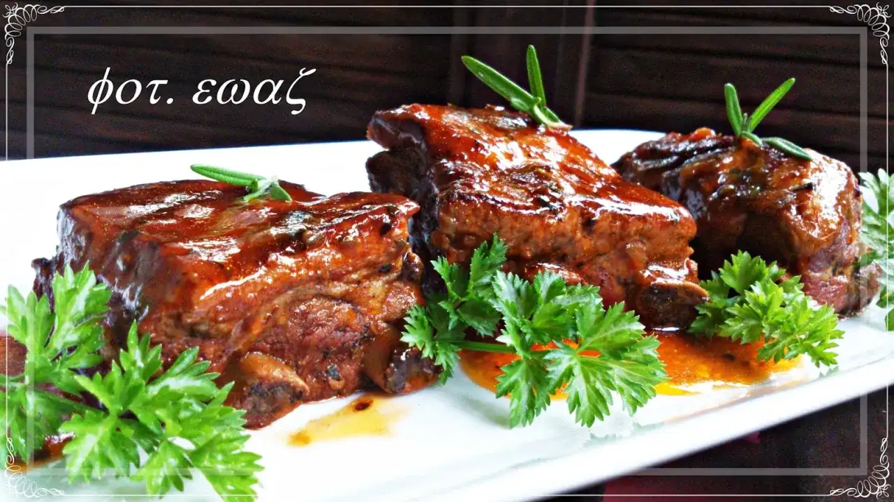 Soczyste żeberka w sosie barbecue, udekorowane rozmarynem i natką pietruszki. Idealna glazura do żeberek.