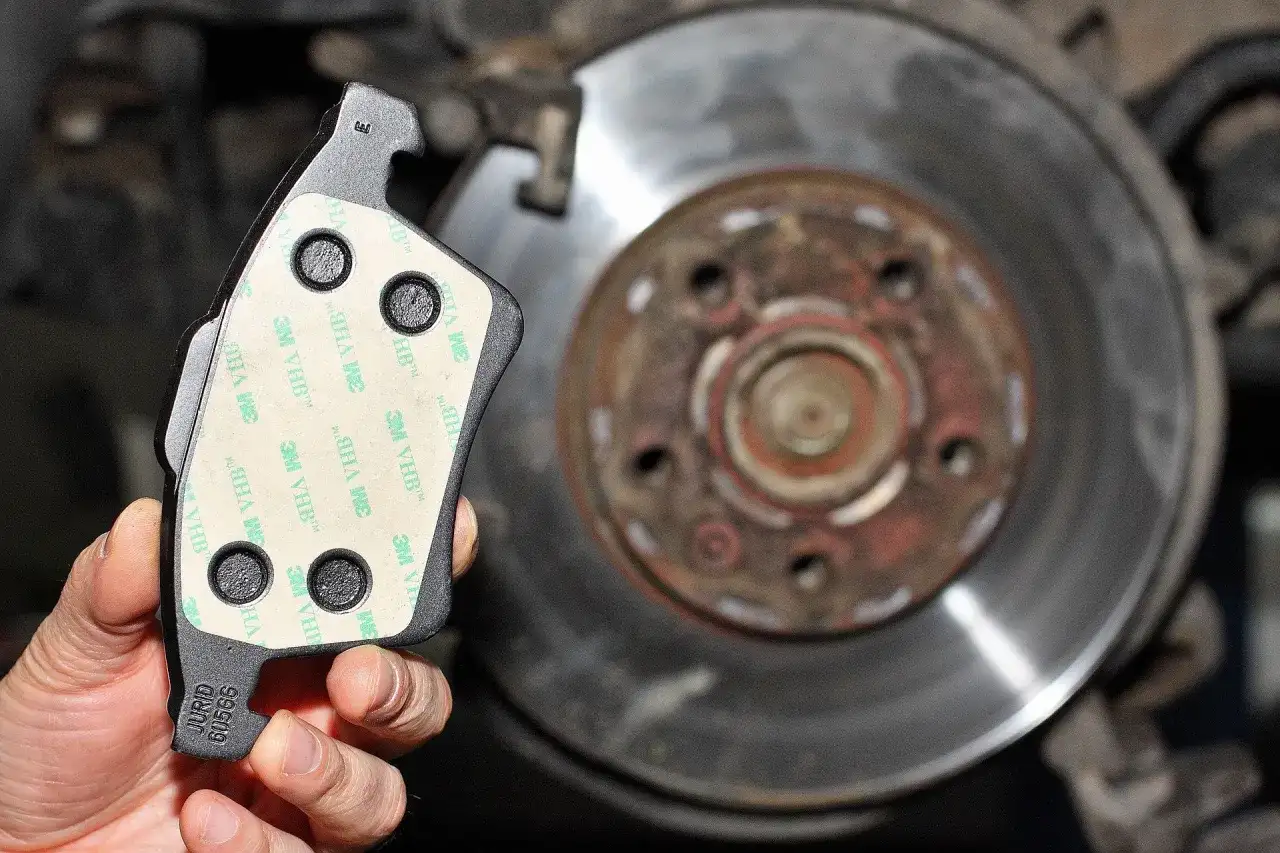 Wymiana klocków hamulcowych: Zrób to sam czy mechanik?