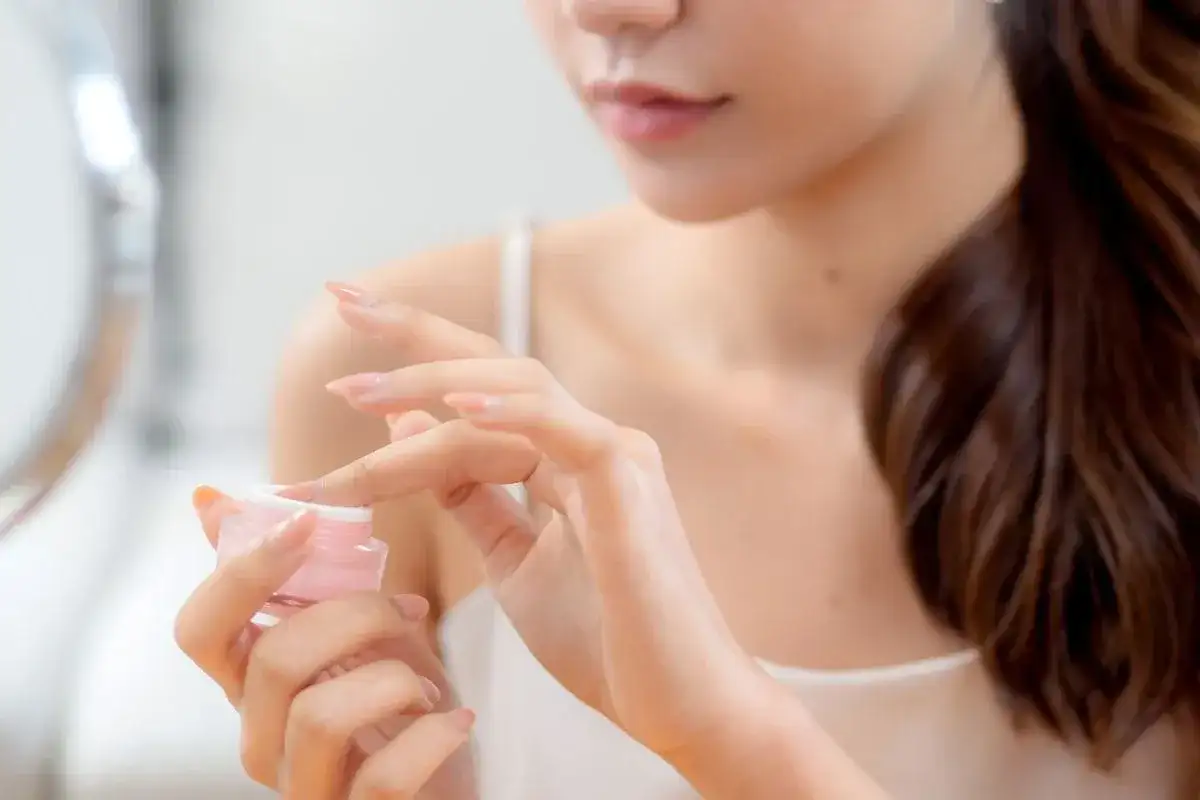 Manicure japoński: Naturalny sposób na mocne i lśniące paznokcie