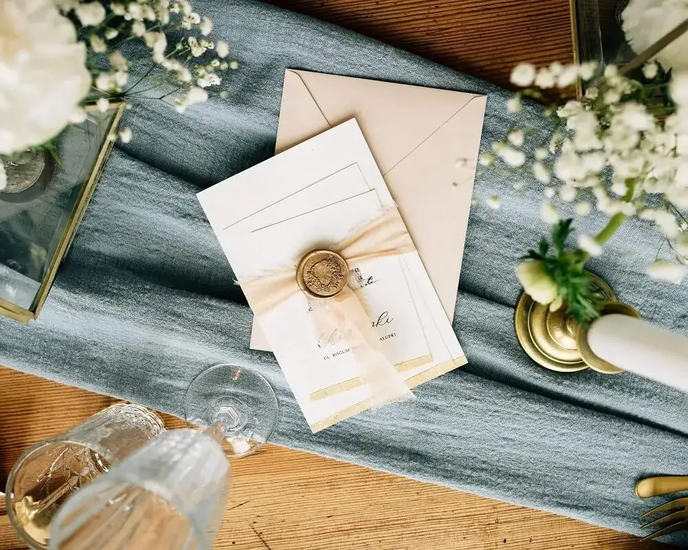 Ile wcześniej zapraszać na wesele, aby uniknąć problemów z gośćmi?