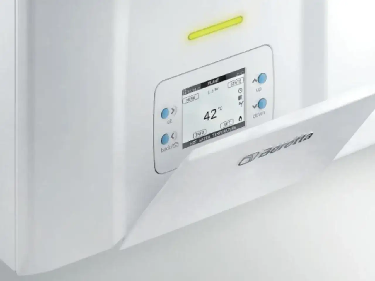 Nowoczesny piec kondensacyjny Beretta z wyświetlaczem pokazuje 42°C. Czy piec kondensacyjny zużywa mniej gazu? Tak, dzięki technologii kondensacji.