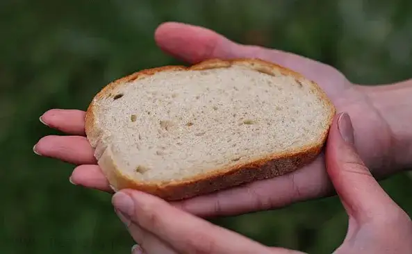 Ile kromek ma chleb krojony? Sprawdź standardy i wagi