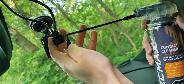 Czym smarować styki elektryczne w samochodzie, aby uniknąć korozji?