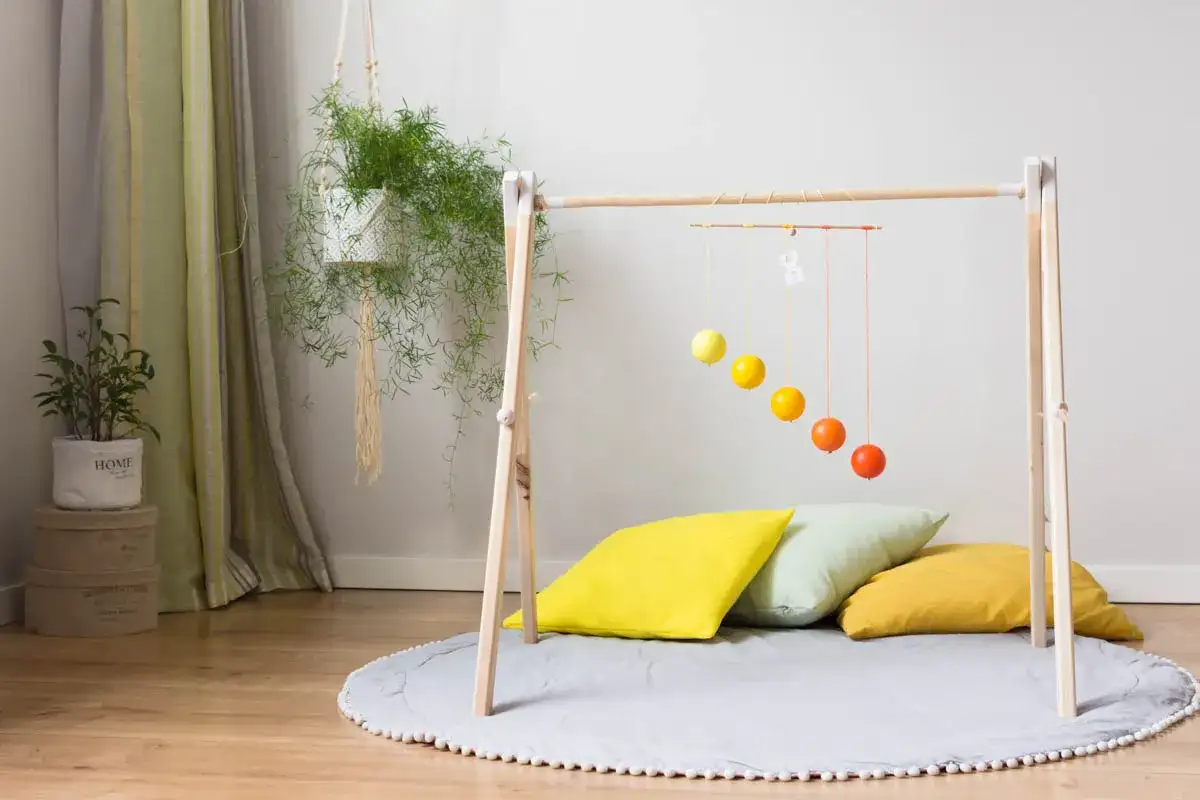 Jak zrobić stojak edukacyjny? Bezpieczny DIY baby gym dla dziecka