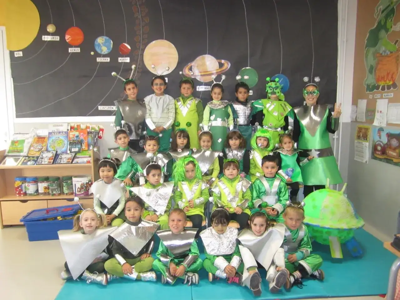 Dzieci w strojach kosmitów, gotowe na międzygalaktyczną przygodę. Zobacz, jak zrobić strój kosmity dla swojej pociechy!