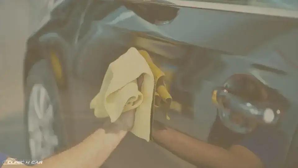 Lśniące auto bez zacieków? Jak dobrze umyć auto na myjni