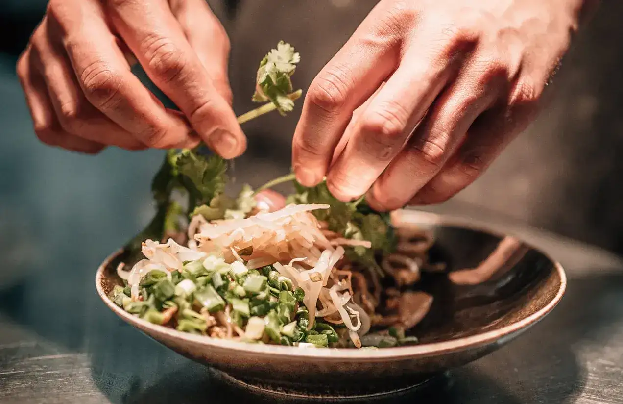 Ile kalorii ma pad thai? Zaskakujące wartości kaloryczne tego dania