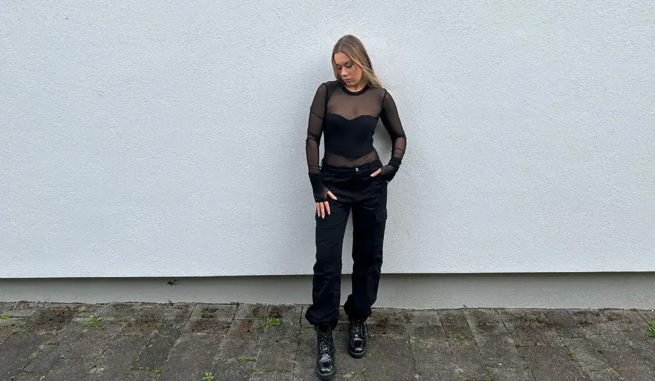 Stylizacja na koncert w hali: czarny, prześwitujący top, bojówki i ciężkie buty.