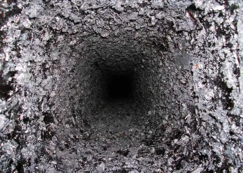 Jak usunąć zapach sadzy z komina - skuteczne metody i porady