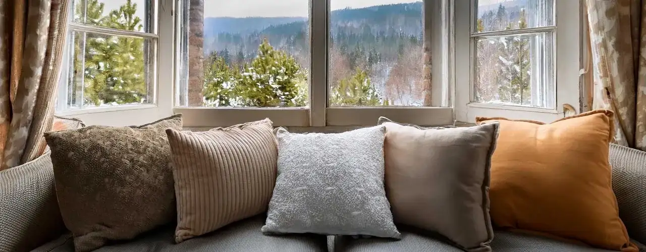 Jak łączyć poduszki dekoracyjne? Zasady, trendy i inspiracje