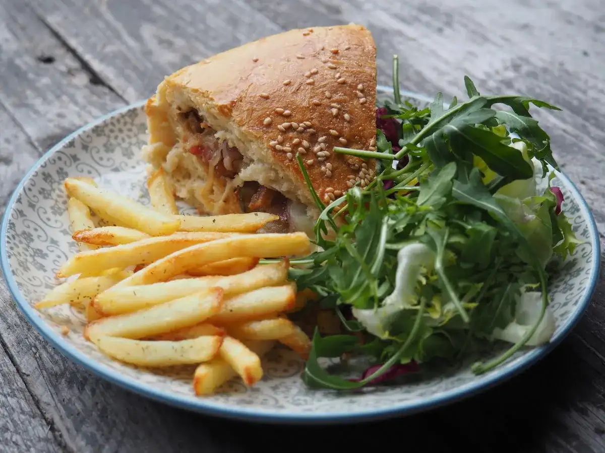 Co zrobić z bułki do hamburgerów? 10 kreatywnych pomysłów na dania