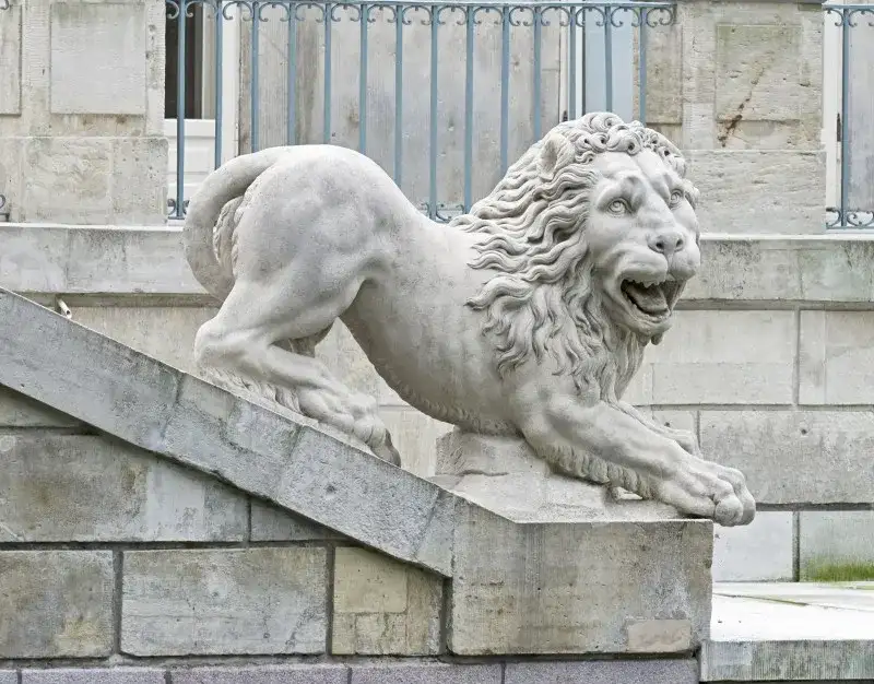 Rzeźby w Łazienkach Królewskich: Odkryj ich fascynującą historię