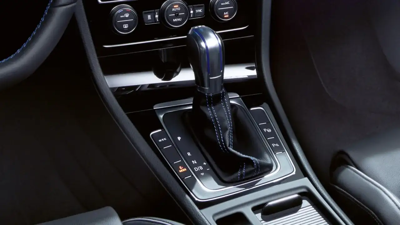 Dźwignia zmiany biegów w samochodzie. Litera "R" oznacza bieg wsteczny, czyli jazdę do tyłu.