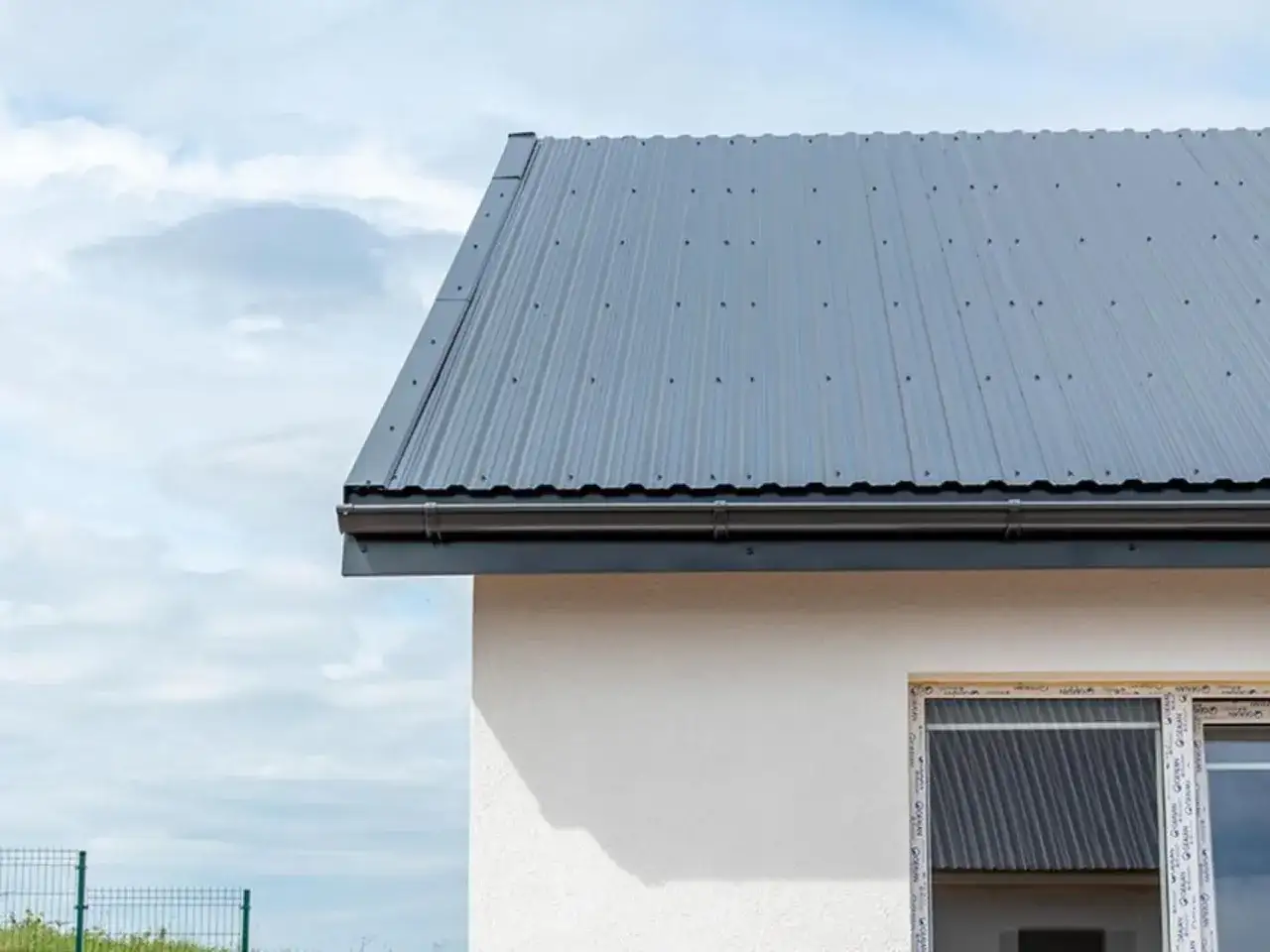 Blacha trapezowa: Montaż dachu krok po kroku. Uniknij błędów!